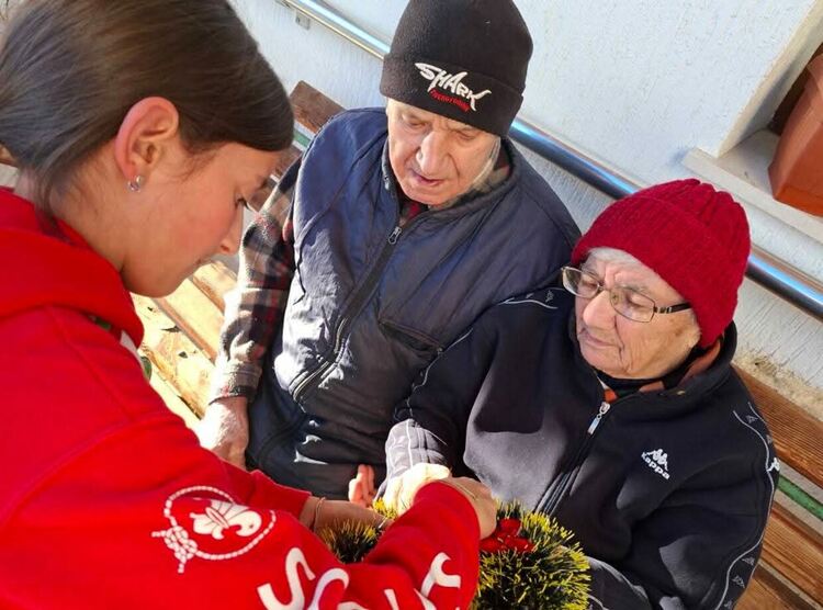 Скаути внесоха празнично настроение в дома за възрастни хора във Фатово