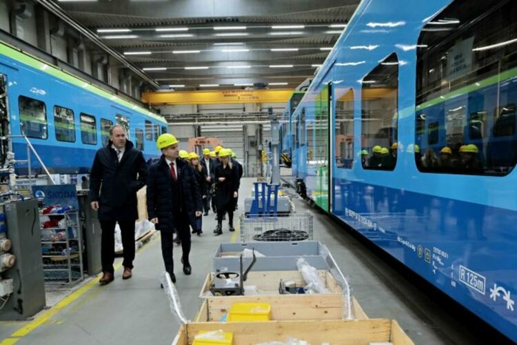Първият от новите влакове на „Шкода“ пристига у нас през януари, още 24 - до края на август 2026 г. Вицепремиерът Гроздан Караджов се разходи до чешкия град Пилзен, за да провери как тече производството им. Сн.МТС