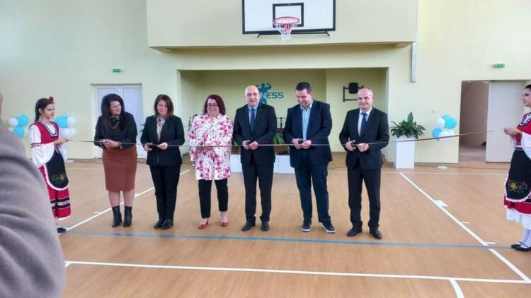 На официална церемония прерязаха лентата на обновения физкултурен салон в СУ „Владимир Димитров – Майстора”