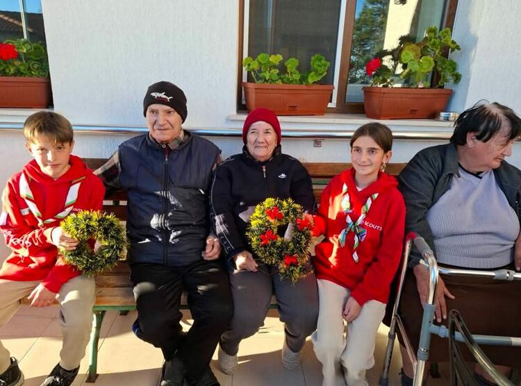 Скаути внесоха празнично настроение в дома за възрастни хора във Фатово