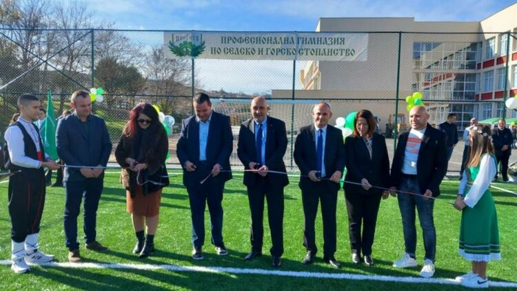 Откриха официално спортната площадка в двора на Професионалната гимназия по селско и горско стопанство