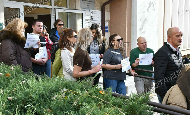 Служители на „Инспекцията по труда“ в Хасково на протест за по-високи заплати и допълнителни средства
