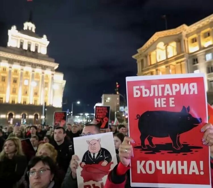 Проектобюджетът за 2026 г. предизвиква безпрецедентни критики и протести. Парадоксът е, че е най-разточителният от десетилетия, а всички са недоволни.