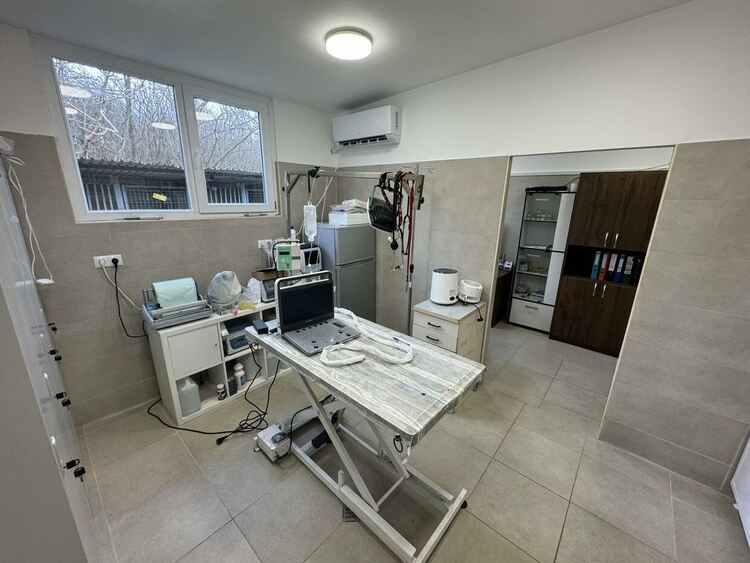 В общинския приют за безстопанствени кучета вече работи новата, напълно оборудвана амбулатория, изградена в изцяло нова сграда