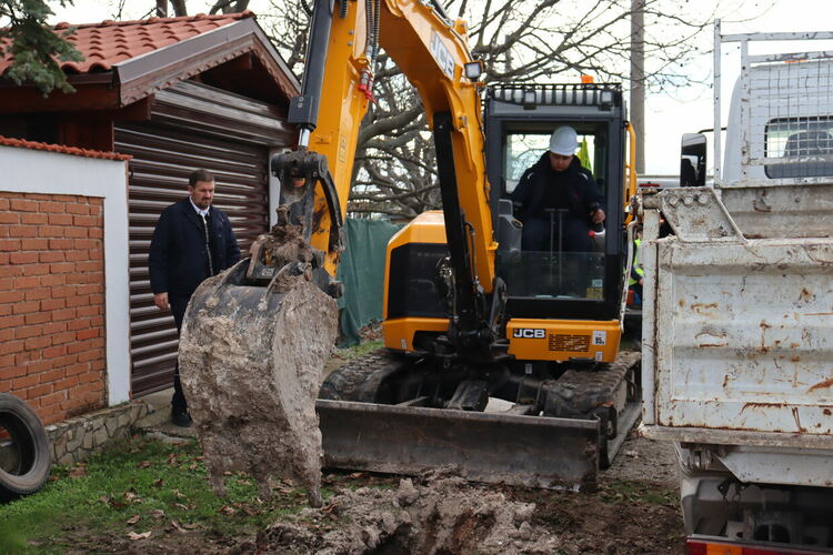 Започна изграждането на новия водопровод на ул. „Георги Китов“ 