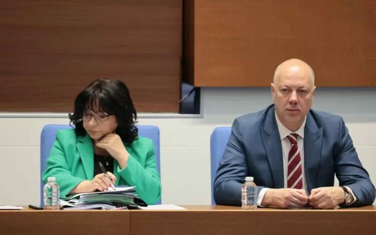 Премиерът Росен Желязков и финансовият министър Теменужка Петкова по време на дебатите по проектобюджета. Кабинетът изглежда слаб и хаотичен.