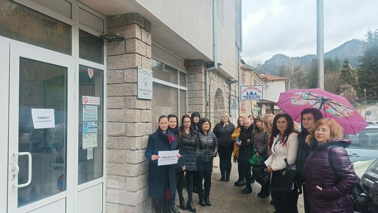 Служители на Бюро по труда – Смолян излязоха на протест с искания за по-високи заплати и нормални условия на труд