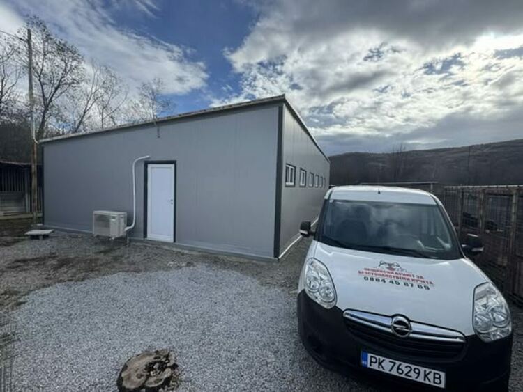 В общинския приют за безстопанствени кучета вече работи новата, напълно оборудвана амбулатория, изградена в изцяло нова сграда