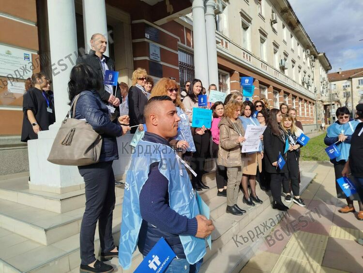 Служители от три държавни институции в Кърджали излязоха на протест/снимки/