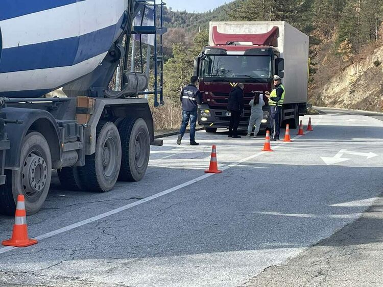 Специализирана полицейска акция в Смолян установи 61 нарушения при товарни автомобили и автобуси