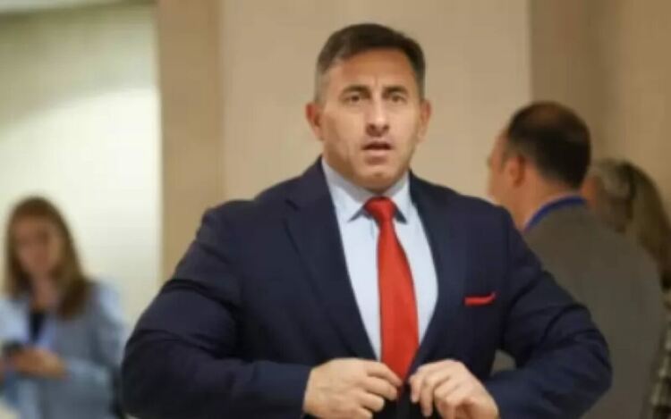 Като особен търговски управител Румен Спецов набляга на кадрови промени, които му отреждат пълна власт върху активите на руската „Лукойл“ у нас.