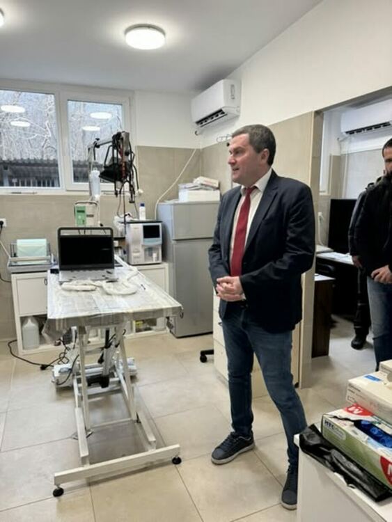 В общинския приют за безстопанствени кучета вече работи новата, напълно оборудвана амбулатория, изградена в изцяло нова сграда