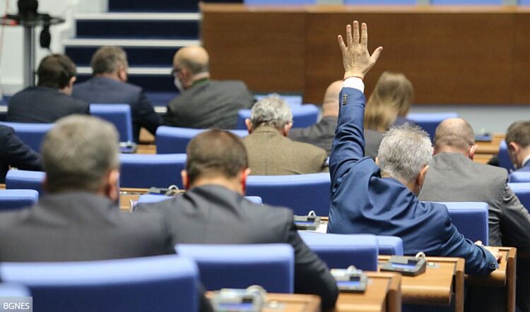  Остри реплики и изключени микрофони: Бурен ден в пленарната зала заради СУПТО 