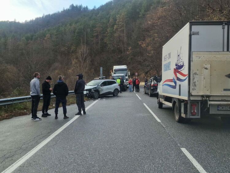 Катастрофа блокира пътя Пловдив – Смолян в района на Хвойна