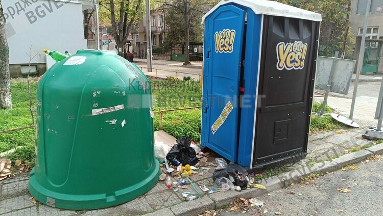 Кочина около химическа тоалетна в центъра на Кърджали