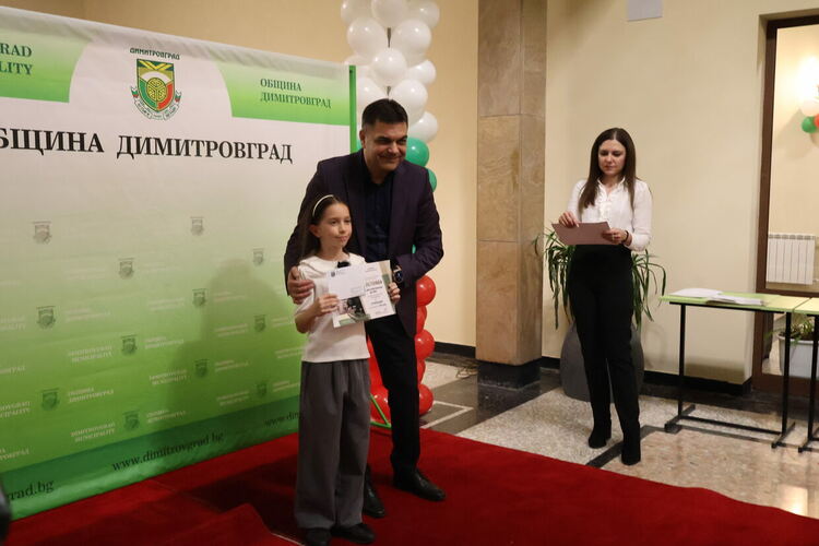 156 ученици в община Димитровград получиха общински стипендии