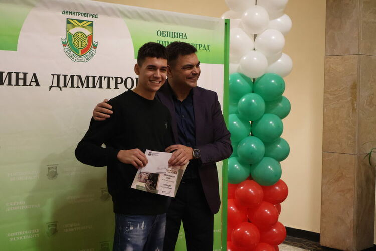 156 ученици в община Димитровград получиха общински стипендии