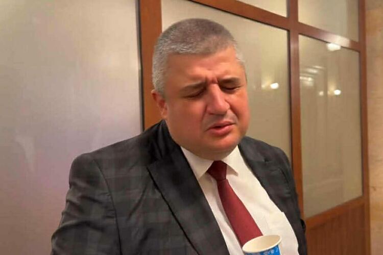 Народният представител Байрам - като в бащиния, с чашка в ръка, казва: „Абе, я бягай от тука, бе, мръшляк такъв!"