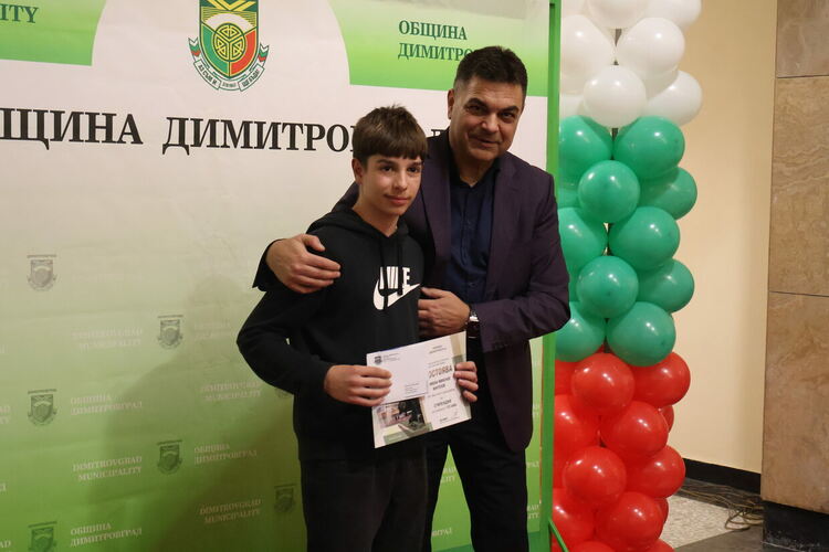 156 ученици в община Димитровград получиха общински стипендии