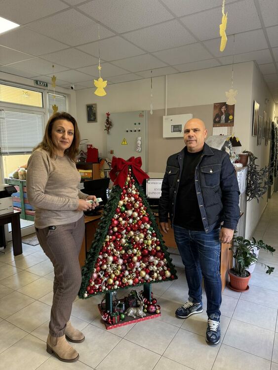 Изящно коледно дърво, изработено от деца, беше продадено благотворително 