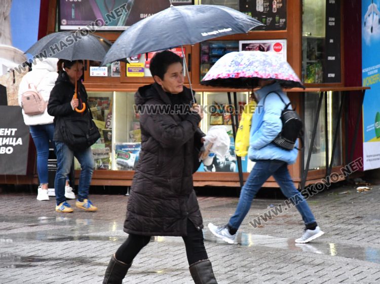 Валежите продължават и в петък, ново предупреждение с оранжев и жълт код