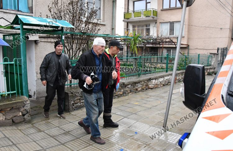 Единият от пострадалите и синът му (отзад)