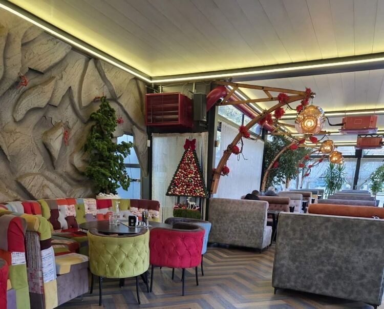 Изящно коледно дърво, изработено от деца, беше продадено благотворително 