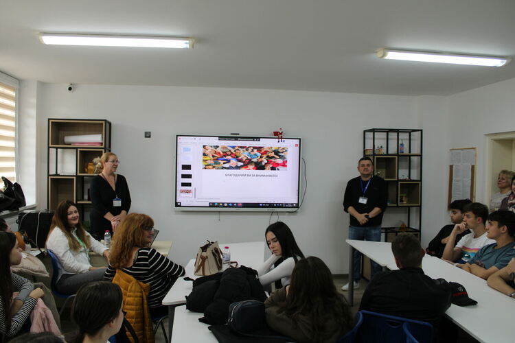 Експерти от ДИТ гостуваха на единадесетокласниците в Световната седмица на предприемачеството