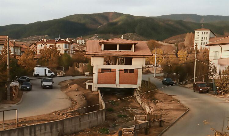 В село Дебрен, община Гърмен, още 2013 г. с одобрение на план от кмета на общината са обособени 8 поземлени имота над реката. Две къщи са вдигнати, въпреки че е издадена заповед за премахването им, те продължават да си стоят. Сн. Скрийншот бТВ