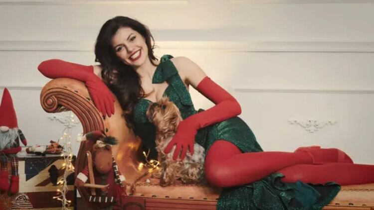 Споделете очарованието на Коледа с Михаела Филева