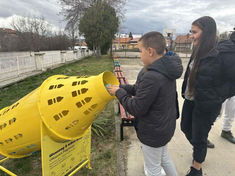 Община Радомир направи важна крачка към по-чист и устойчив град: първите 11 инсталации „Шишеяд®“ вече са монтирани в ключови зони