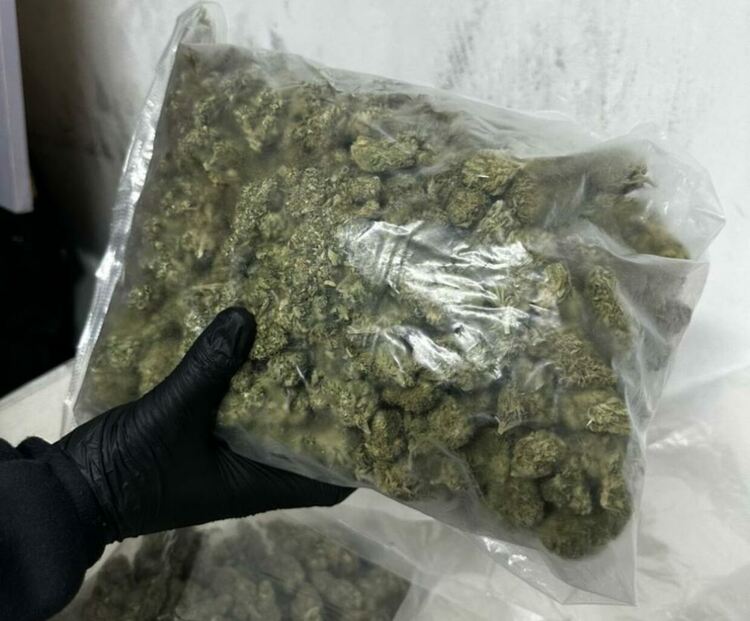 31-годишният мъж, в чийто имот са открити килограми наркотици, е задържан за 72 часа