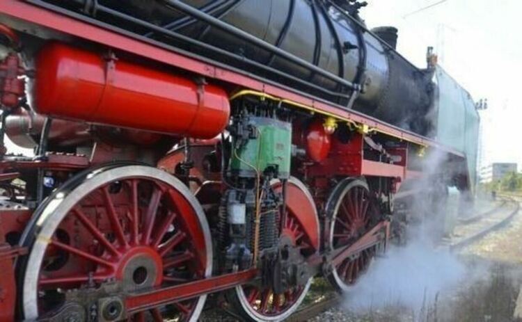 Дядо Коледа и Снежанка ще раздават подаръци в два влака с парни локомотиви на БДЖ