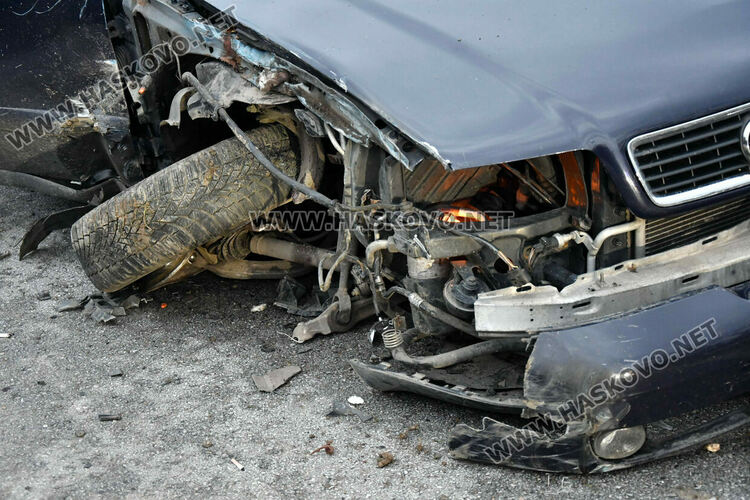 Багер и лека кола се сблъскаха на пътя за Узунджово