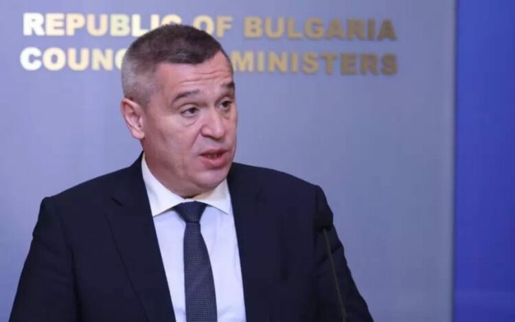 Министърът на земеделието Тахов смени концепцията от „магазини за хората“ на „щандове за хората“.