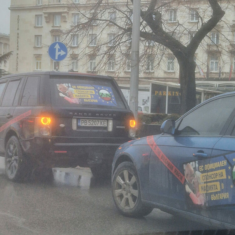 „Аварирали“ коли парализираха движението по централните улици на София