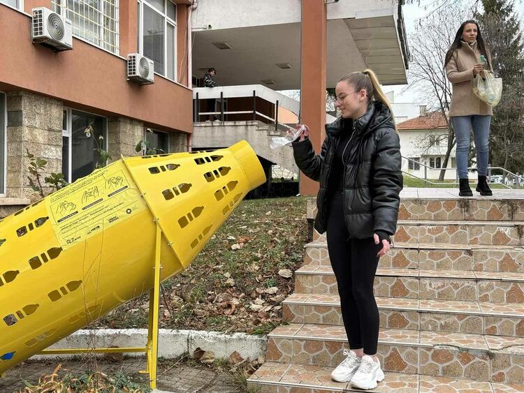 Община Радомир направи важна крачка към по-чист и устойчив град: първите 11 инсталации „Шишеяд®“ вече са монтирани в ключови зони