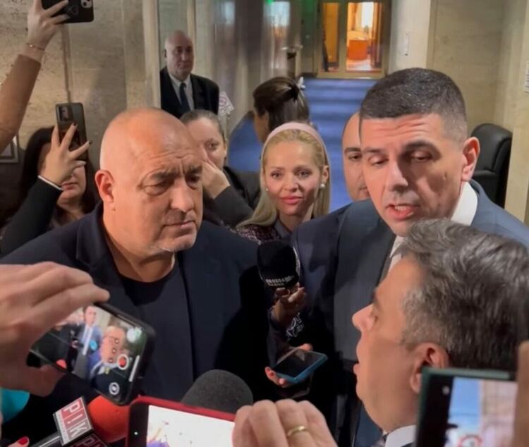 Борисов спори с Асен Василев и Ивайло Мирчев в кулоарите