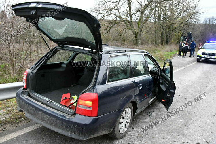 Багер и лека кола се сблъскаха на пътя за Узунджово