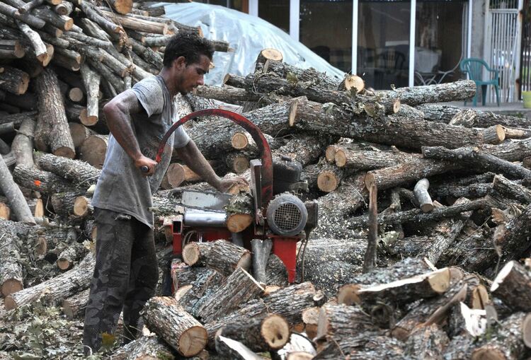Жители на Минерални бани още чакат дърва за огрев заради съдебни дела и прегласуване на докладна