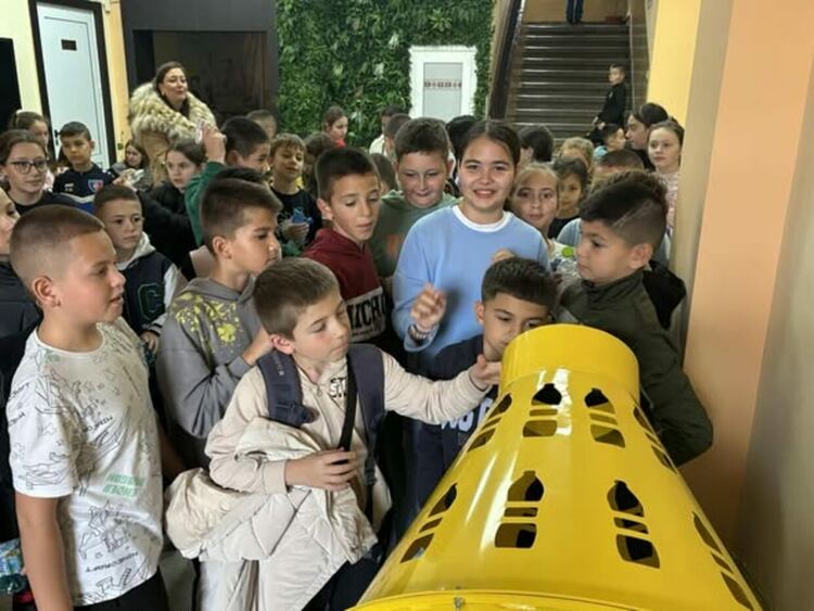 Община Радомир направи важна крачка към по-чист и устойчив град: първите 11 инсталации „Шишеяд®“ вече са монтирани в ключови зони