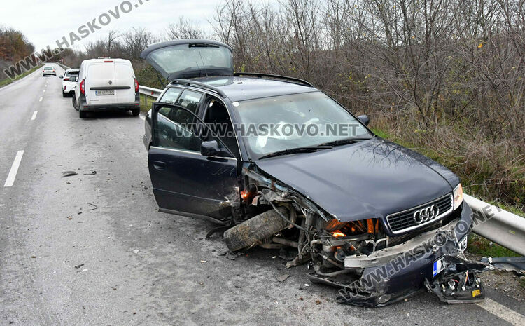 Багер и лека кола се сблъскаха на пътя за Узунджово