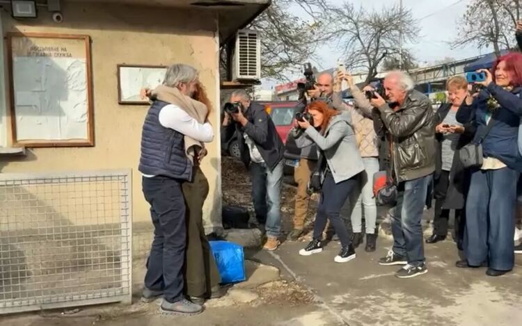  Благомир Коцев прегръща съпругата си на излизане от ареста