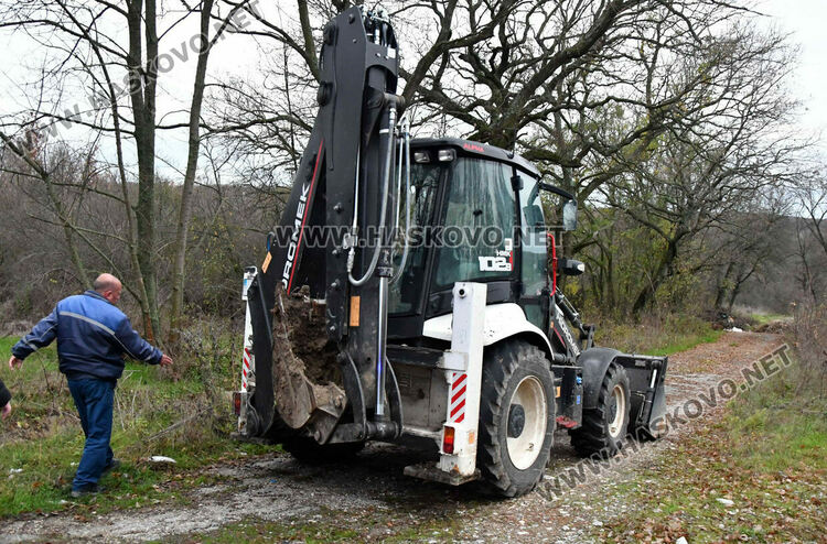 Багер и лека кола се сблъскаха на пътя за Узунджово