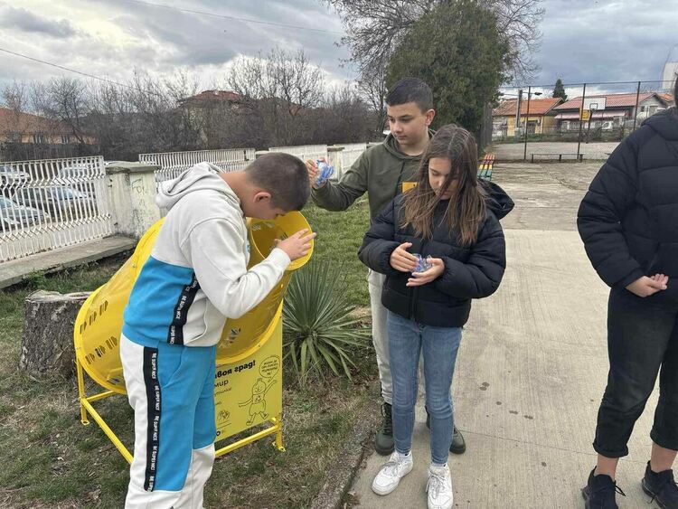 Община Радомир направи важна крачка към по-чист и устойчив град: първите 11 инсталации „Шишеяд®“ вече са монтирани в ключови зони