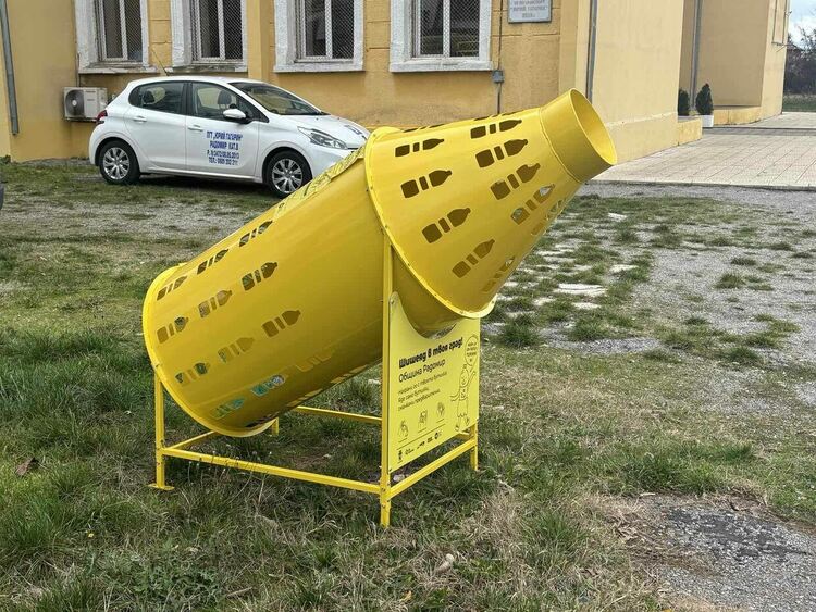 Община Радомир направи важна крачка към по-чист и устойчив град: първите 11 инсталации „Шишеяд®“ вече са монтирани в ключови зони