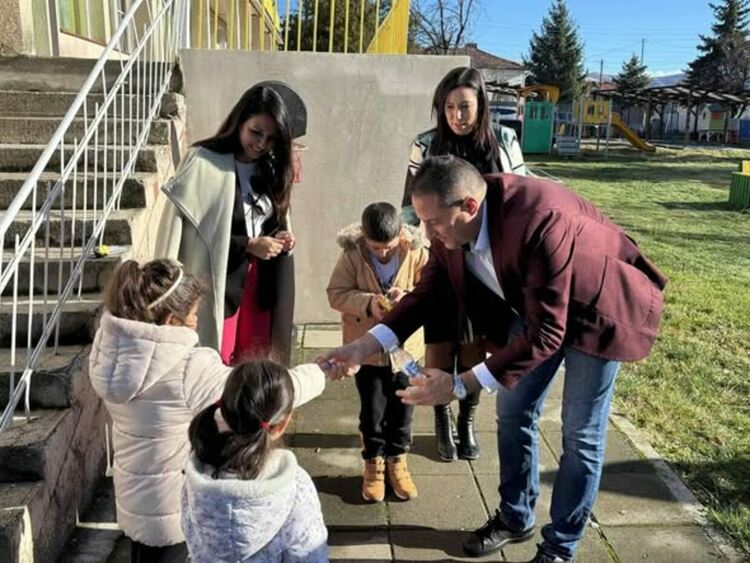 Община Радомир направи важна крачка към по-чист и устойчив град: първите 11 инсталации „Шишеяд®“ вече са монтирани в ключови зони