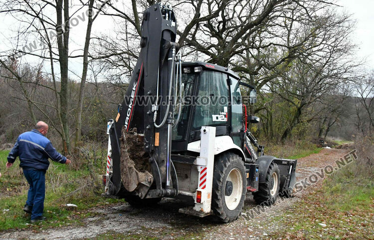 Багер и лека кола се сблъскаха на пътя за Узунджово