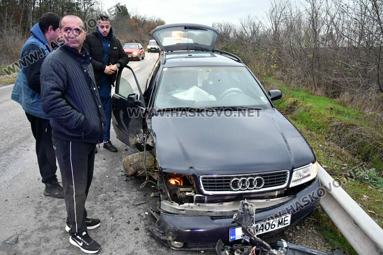 Роднини на младия шофьор се радват, че той не е пострадал в катастрофата