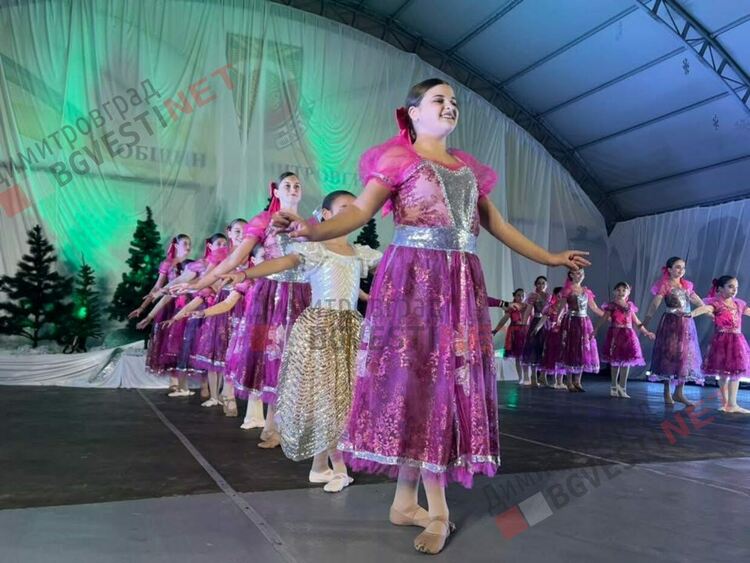 Грейнаха светлините на най-голямото живо Коледно дърво в Европа